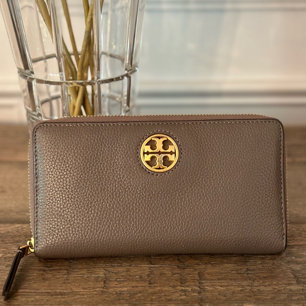 Authentic Tory Burch continental taupe leather wallet. Gorgeous & sophisticated